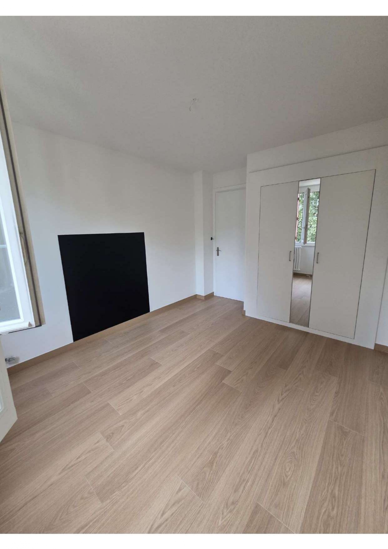 Chambre rénovée — finition peinture impeccable, figini